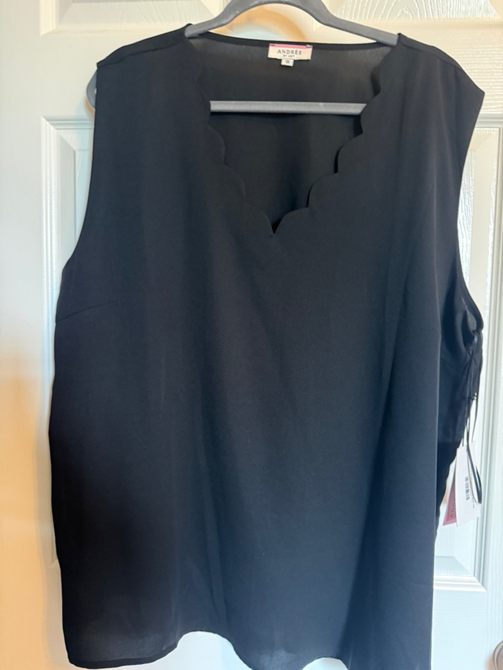ANDREE BY UNIT Black Scalloped V-Neck Tank Top